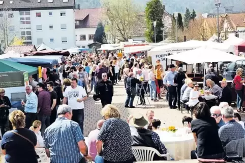 Gut besucht bei frühsommerlichen Temperaturen war der erste deutsch-französische Bauernmarkt in Hauenstein.
