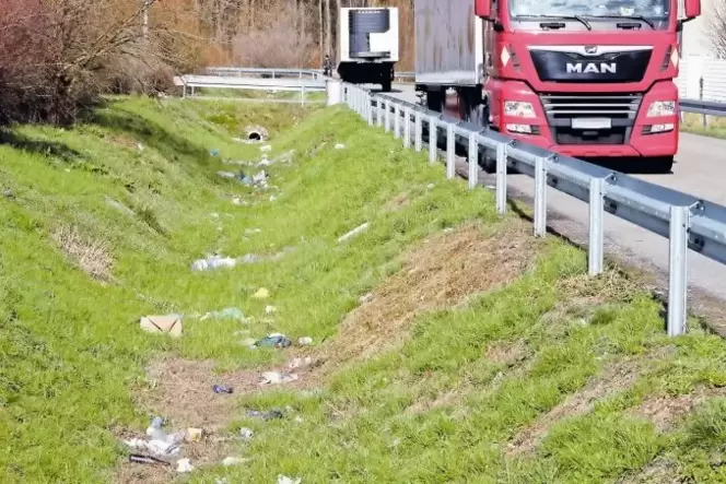 Der Müll fliegt in den Straßengraben. Der Müll fliegt in den Straßengraben.