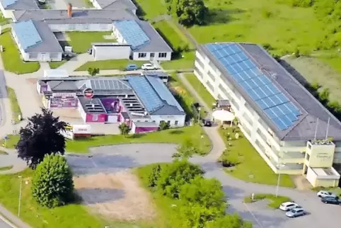 Bekommt einen neuen Betreiber und einen neuen Namen: das Hotel Europa (rechter Bildrand) am Eishallen-Kreisel.