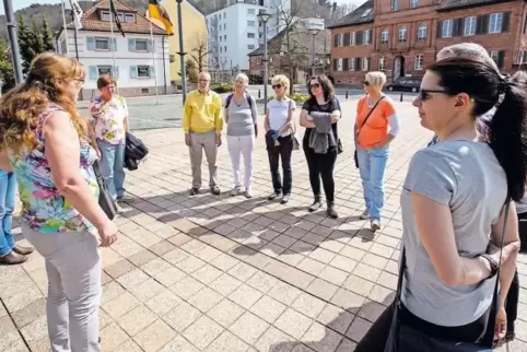 Von der Stadthalle aus leitete Gästeführerin Monika Stiller (links) die Wanderer vorbei an den oft stadtbildprägenden Gebäuden b