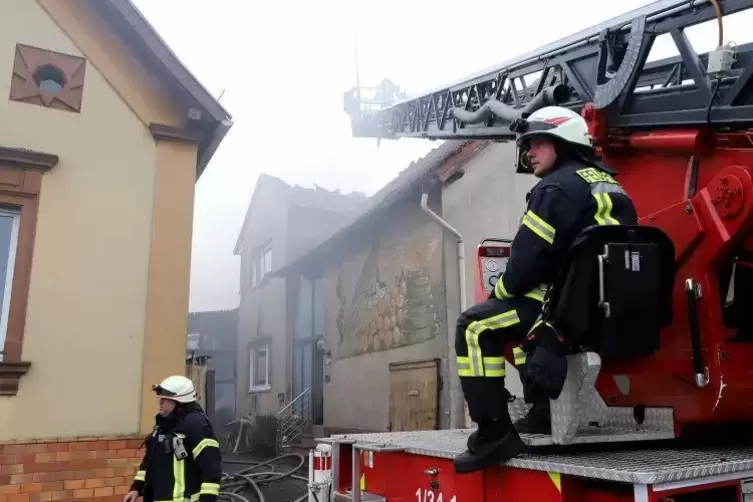 Die Feuerwehren aus Edesheim, Edenkoben und den umliegenden Orten sind an den Löscharbeiten beteiligt. Foto: Iversen