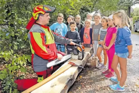Eine Holzbank bauen: Thema bei einer Kinderferienwoche in Böbingen im September 2015.
