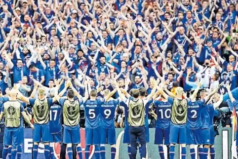 Isländische Fans und Spieler feiern bei der Europameisterschaft 2016 in Frankreich.