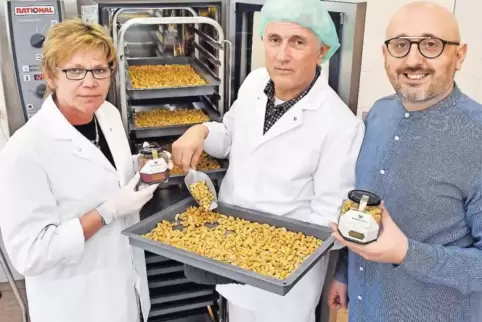 Hannelore Köhler, Paul Penner (Mitte) und Jaroslaw Sojnikow prüfen die Ergebnisse vor dem Ofen.