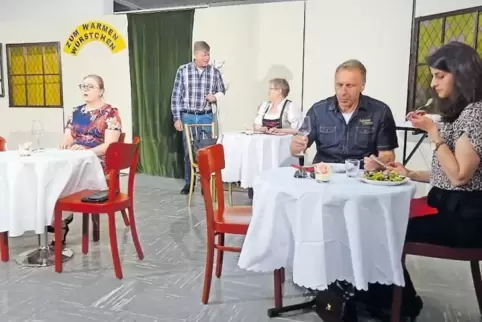 Das Bühnenbild steht und die Darsteller der IMC-Theatergruppe haben sich in Schale geworfen – die Premiere kann also bald kommen