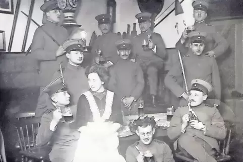 Die Soldaten verbrachten die wenigen Stunden ihrer dienstfreien Zeit oft in Gastwirtschaften. Unser Foto zeigt eine Wirtshaussze
