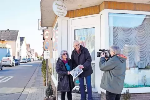 Zeitzeugin Christa Rau wird von Hans-Martin Weber (Mitte) und Micheal Klees interviewt.