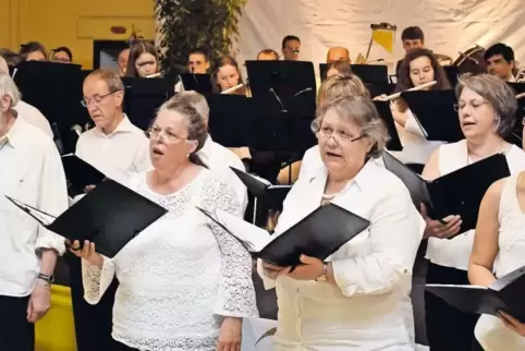 Verzauberten das Publikum: die Sänger des Projektchors und die Mitglieder des Musikvereins Harmonie.