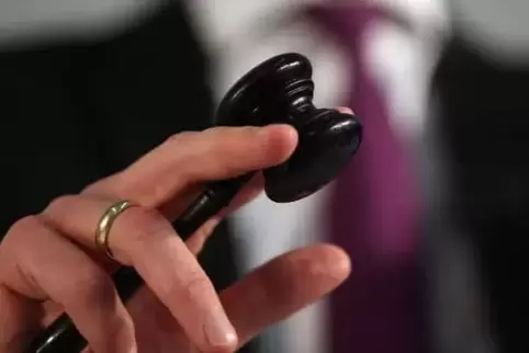 Nicht ganz wie bei Sotheby’s, dafür aber mit Koffern voller praktischer Dinge wird die Auktion in Karlsruhe wohl werden.  Symbol