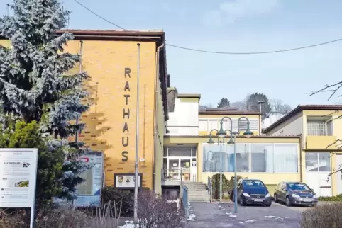 Ein Umbau des Rathauses in Thaleischweiler-Fröschen samt Anbau würde laut Studie 5,6 Millionen Euro kosten. Ein Neubau links des