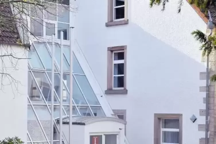 Die billigste L&ouml;sung: Eine Sanierung des Verwaltungsgeb&auml;udes in Wallhalben. Das Problem: Sitz der Verbandsgemeinde ist Thaleisch