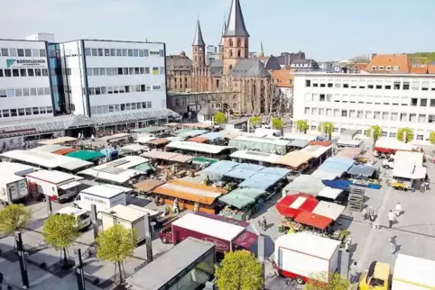 Der Vollzugsbeamte wollte noch ausstehende Standgebühren für den Wochenmarkt in Kaiserslautern eintreiben.