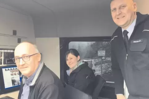 Haben Abstände im Visier: Rainer Ganter, Carina Ost und Ralf Weismann (von links) von der Geschwindigkeits- und Abstandsüberwach