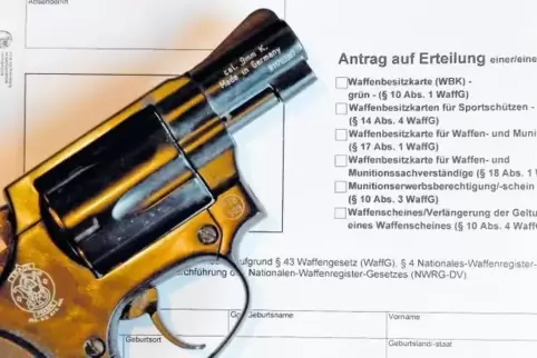 Die Polizei fand beim Angeklagten eine Kurzwaffe und eine Schreckschusspistole. Für die erste hatte der Mann keine Waffenbesitzk
