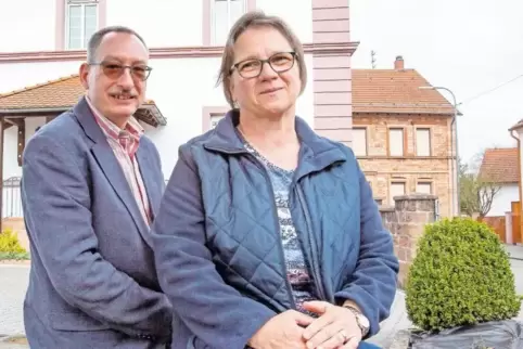Nils und Regine Urbatzka vor ihrem neuen Zuhause: dem Pfarrhaus in Spesbach.