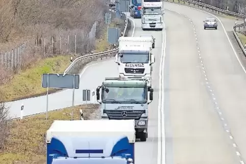 Auf der B 10 – hier bei Hauenstein – reiht sich häufig Laster an Laster. Selbst in der Nacht.