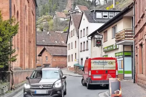 Ganz schön eng: Nicht nur Motorradfahrer rasen laut Wilfried Müller durch die Hauptstraße in Elmstein, sondern auch Lastwagen.