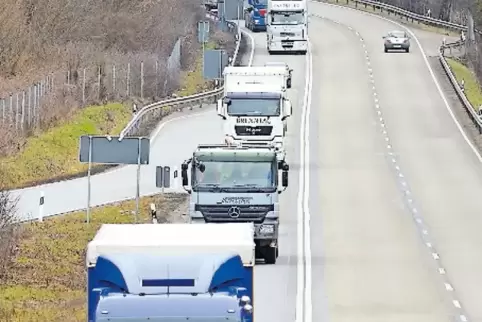 Auf der B 10 reiht sich häufig Laster an Laster.