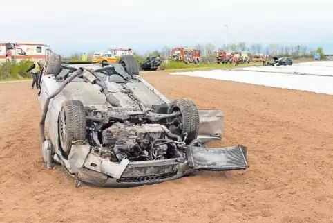 Die drei Autos liegen ziemlich verstreut auf dem Acker neben der A 65. Wie es zu dem Unfall kam, ist unklar. Die Polizei sucht Z