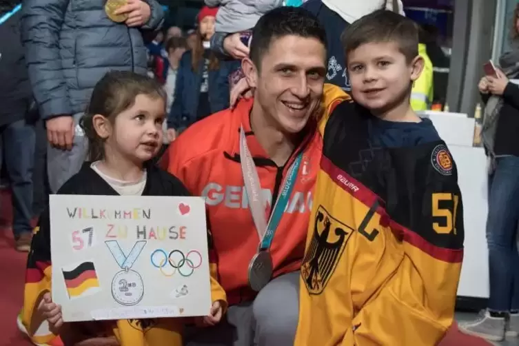 Nach der Heimkehr aus Südkorea von den Olympischen Spielen wurde Marcel Goc am Flughafen von seinen Kindern begrüßt. Foto: dpa 