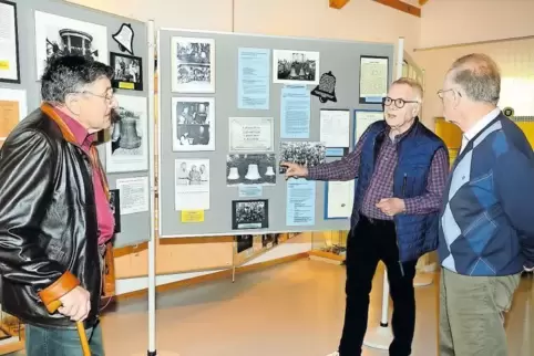 Werner Rasche (Mitte) im Gespräch mit Ausstellungsbesuchern.