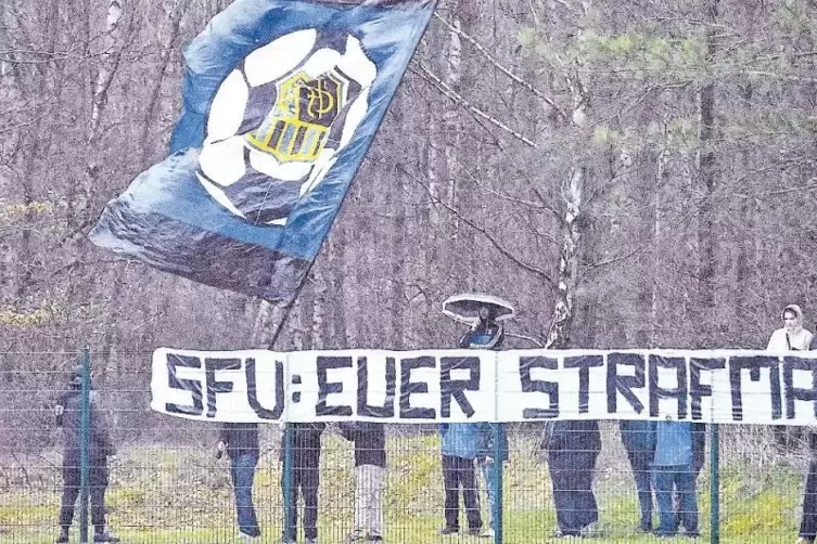 Einsam weht ab und an eine Fahne: Diese FCS-Anhänger halten in Jägersburg gebührend Abstand. Mit dem Spruch „Euer Strafmaß so zw
