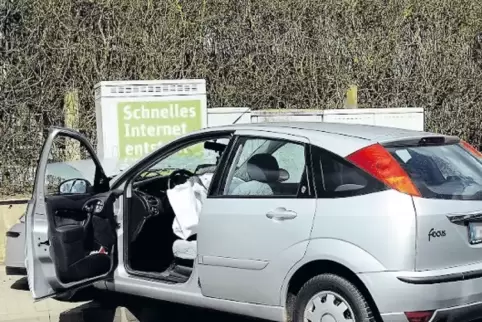 Der Wagen der 56-Jährigen ist in Schweisweiler zunächst gegen einen Findling und dann gegen einen Internet-Verteilerkasten gepra