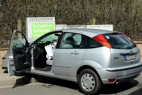 Der Wagen der 56-Jährigen ist in Schweisweiler erst gegen einen Findling und dann gegen einen Internet-Verteilerkasten geprallt.