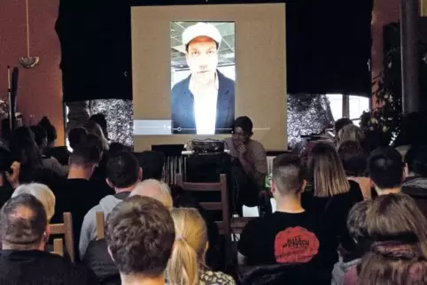 Charly Hübner kam nur per Videobotschaft ins Kuseler Mehrgenerationenhaus, sein Film „Wildes Herz“ erntete dennoch viel Applaus.