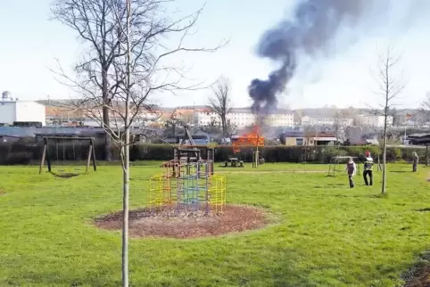 Weithin sichtbar: die brennende Laube in Kaiserslautern.