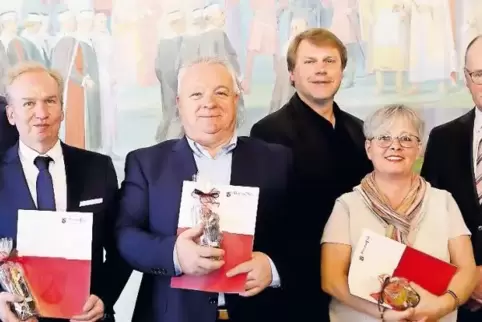 Die Geehrten (von links): Gregor Jakubik, Rudi Schmidt, Jürgen Peller, Manfred Liebel, Sandrine Bejeau und Polizeichef Eberhard 