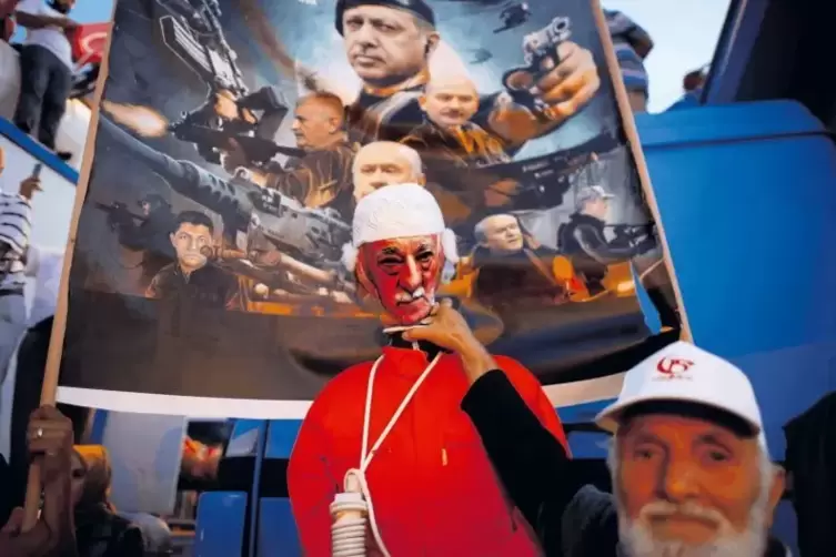 Feindbild Fethullah Gülen: Ein Straßenverkäufer in Istanbul, der patriotische Poster vom Putsch 2016 feilbietet, präsentiert ein