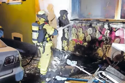 Die Außenfassade des Hauses wurde stark beschädigt.