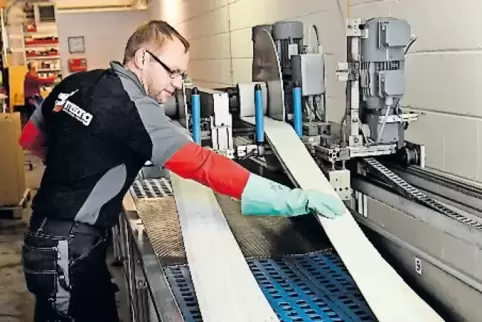 Brandschutz ist ein zentrales Arbeitsgebiet bei Massong. Hier prüft Robert Trump Feuerwehrschläuche.