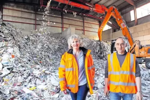 Gegen Säcke: Betriebsleiterin Astrid Gebauer hält die Sammlung des Altpapiers in Tonnen oder Containern für sinnvoller. Daneben 