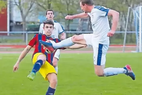 Der Deidesheimer Nicolai Enzenauer (rechts) kämpft mit viel Körpereinsatz gegen den Königsbacher Marco Utzinger um den Ball.