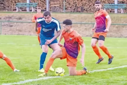 In allen Lagen: Sitzend, auf den Zehenspitzen, kniend (Ugo-Mario Nobile) und mit Ausfallschritt bekämpft der FC Speyer 09 Hohene