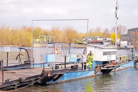 Warten auf die Fahrgäste: Fährmann Fatmir Elshani (links) und Techniker Andreas Leicht.