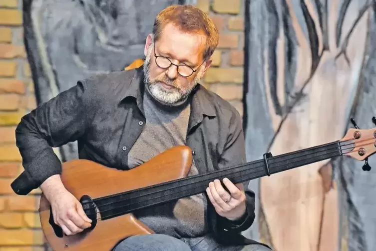 Der bundlose E-Bass wurde eigens für Ralf Gauck in einer Manufaktur aus Walnuss gefertigt.