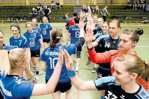 Abklatschen zur Begrüßung: das MFSG-Damenteam (rechts) vor der Partie gegen den SV Bornheim.