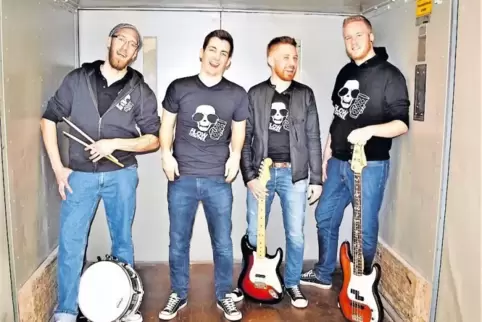 Auch außerhalb der Band ziemlich beste Freunde (von links): Matthias van Thiel, Lars Bügenburg, Sven Becker und Tobias Brandenbu
