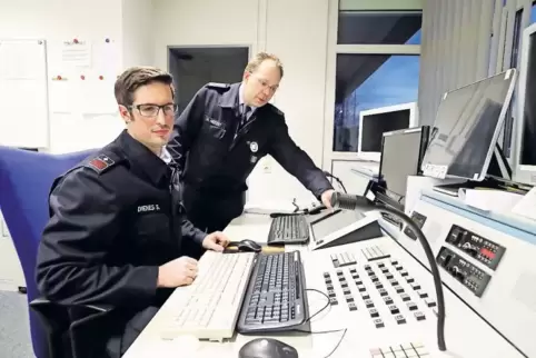 Kommandowechsel: Heiko Nebert (stehend) übergibt die Führung der Stützpunktwehr an Stephan Dienes.
