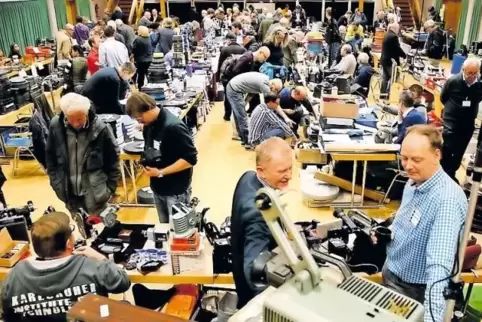 Der Veranstalter erwartet für morgen bei der Filmbörse in der Deidesheimer Stadthalle viele Besucher, wie hier 2016.