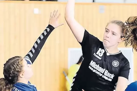 Gut möglich, dass VTZ-Rückraumspielerin Johanna Gab (mit Ball, hier beim Saisonauftakt-Sieg gegen den ärgsten Verfolger DJK/MJC 