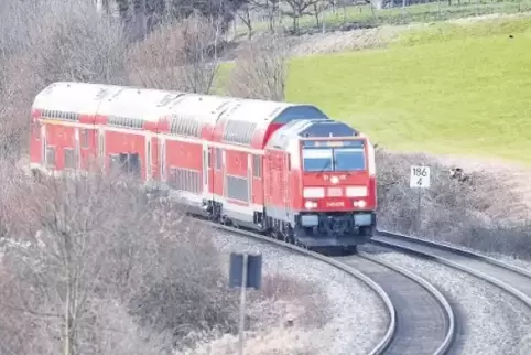 Auf der Südbahn von Ulm nach Friedrichshafen sollen die Dieselloks Ende 2021 abgelöst werden.