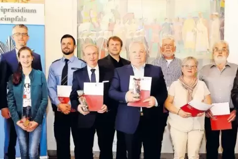 Der Landauer Oberbürgermeister Thomas Hirsch (links) und der Vizepräsident des Polizeipräsidiums Rheinpfalz Eberhard Weber (rech