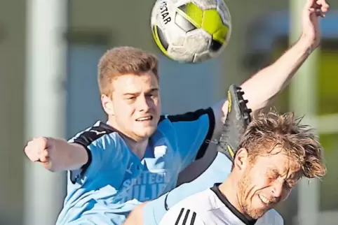 Ronnie Straßer (blaues Trikot, hier mit „etwas“ zu hohem Bein gegen Mackenbachs Christian Blauth) hat sich mittlerweile zur Stam