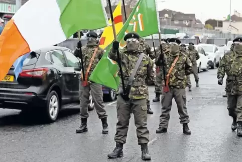 Die Waffen schweigen, doch der Konflikt ist noch lebendig: Im nordirischen Derry stellen sich am 2. April Republikaner in Militä