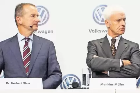Der neue VW-Konzernchef neben dem alten: Herbert Diess (59) folgt auf Matthias Müller (64).