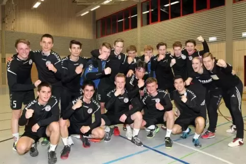 Geschafft: Die Handball-A-Jugend der HSG Dudenhofen/Schifferstadt feiert die Oberliga-Meisterschaft. Foto: Lenz 